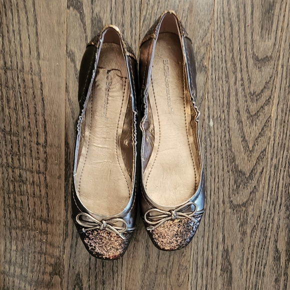 New BCBG generation womens size 6.5 sparkly gold/chrome color flats - Picture 2 of 11